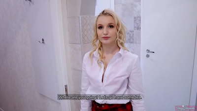 Jove universitària enganya el seu xicot amb el seu amic | POV i semen dins del seu cony!